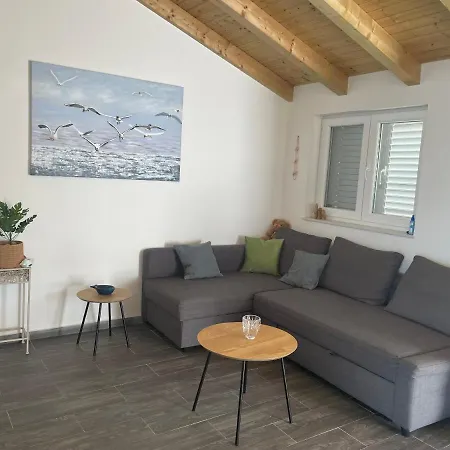 Apartment Island Escape